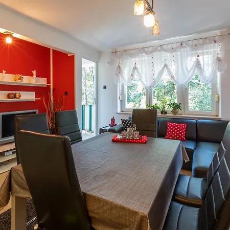 Mladenka Apartment *